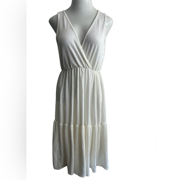 Caution To The Wind White Pleated Maxi Dress Sleeveless V-Neck M - Picture 2 of 9